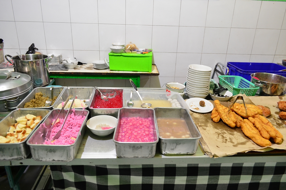 Warung Lama Haji Ridwan Menjaga Api Cita Rasa Rawon Legendaris Malang Selama Seabad