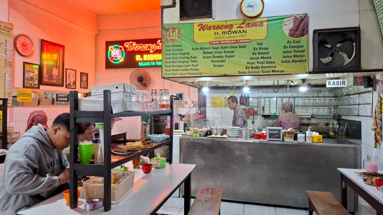 Warung Lama Haji Ridwan Menjaga Api Cita Rasa Rawon Legendaris Malang Selama Seabad